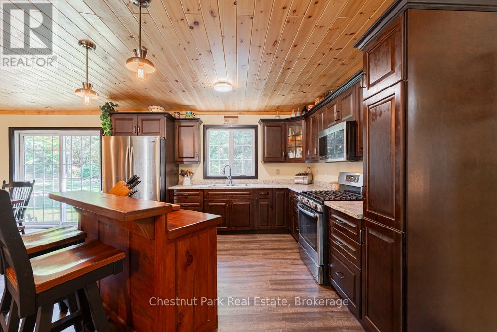 2253 Lone Pine Drive, Huntsville, Ontario  P0B 1L0 - Photo 10 - X12043072