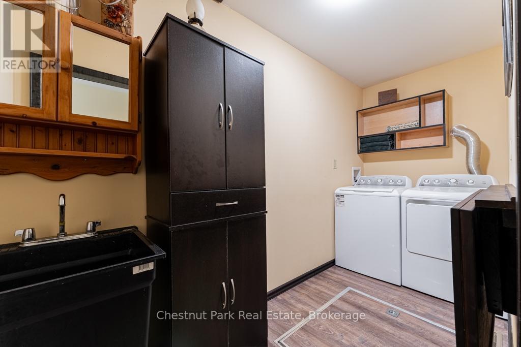 2253 Lone Pine Drive, Huntsville, Ontario  P0B 1L0 - Photo 23 - X12043072