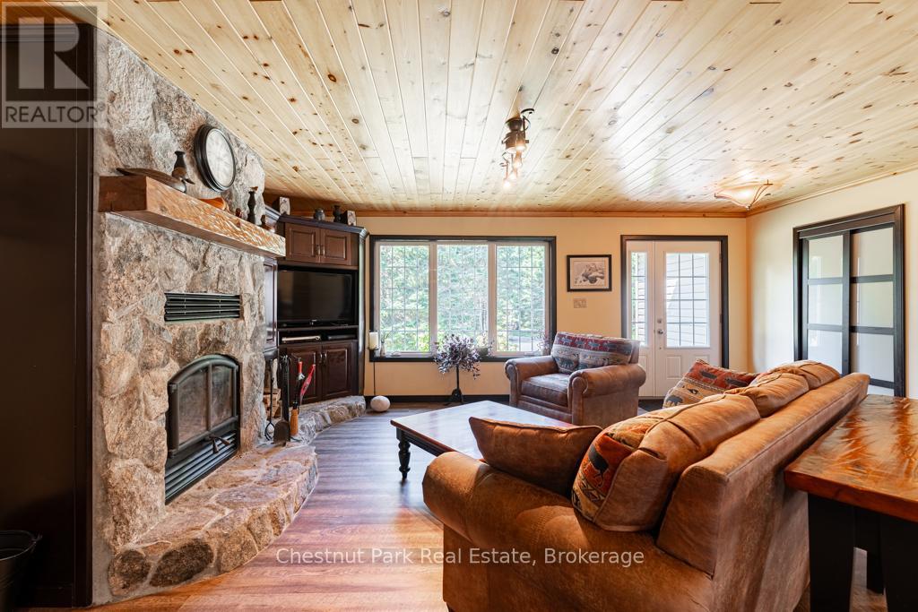 2253 Lone Pine Drive, Huntsville, Ontario  P0B 1L0 - Photo 5 - X12043072
