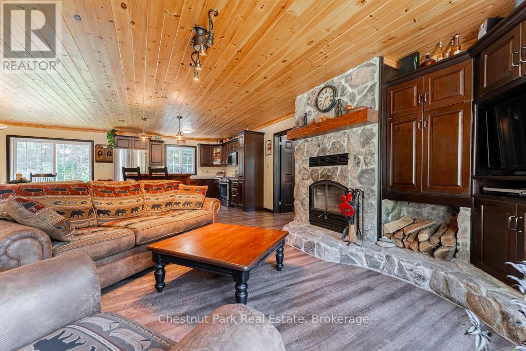 2253 Lone Pine Drive, Huntsville, Ontario  P0B 1L0 - Photo 6 - X12043072