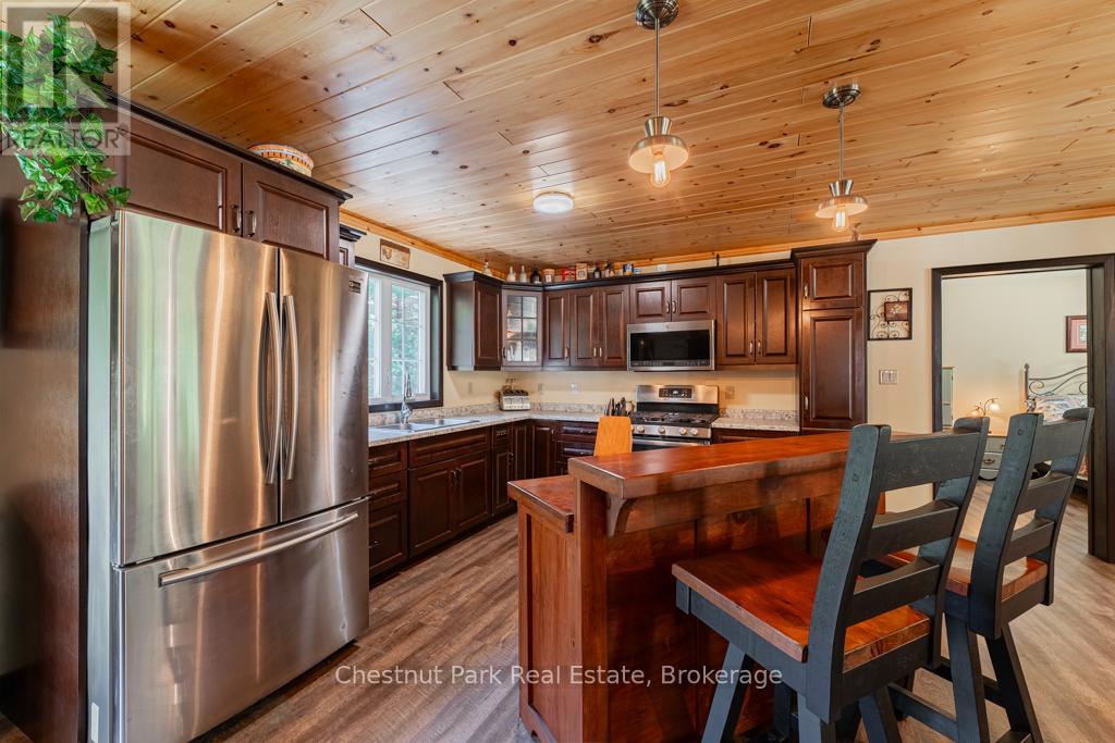 2253 Lone Pine Drive, Huntsville, Ontario  P0B 1L0 - Photo 9 - X12043072