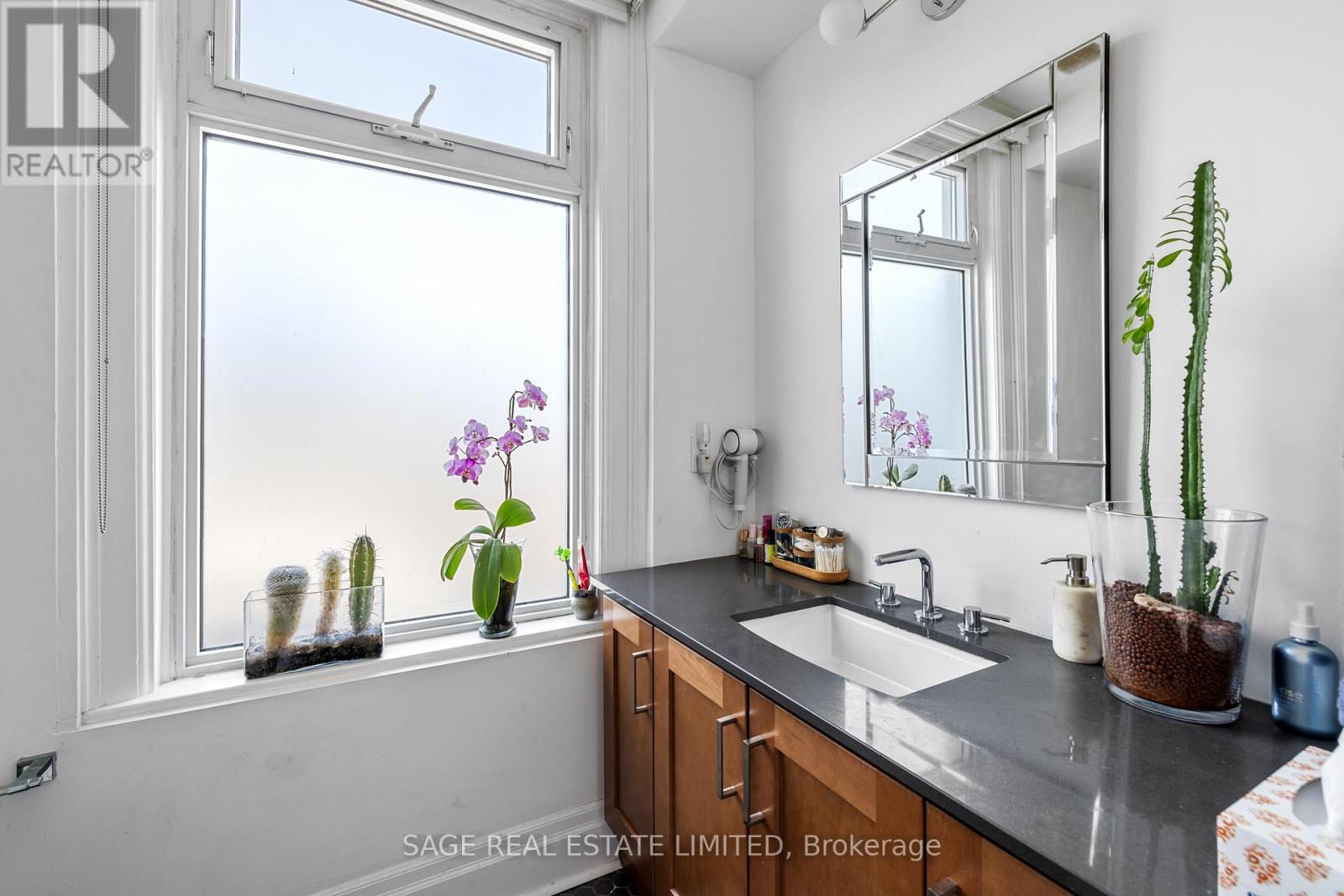 3a - 1 Lansdowne Avenue, Toronto, Ontario  M6K 1M2 - Photo 4 - W12042957