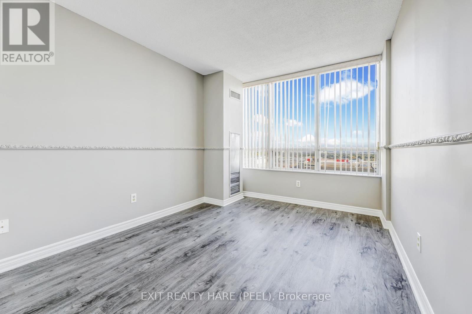 Property at 1002 - 26 HANOVER ROAD image 4