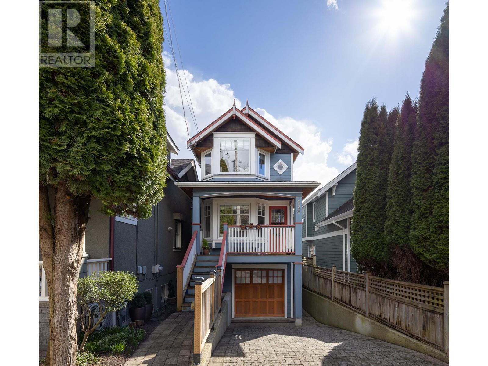 228 Fourth Avenue, New Westminster, British Columbia  V3L 1N7 - Photo 1 - R2982297