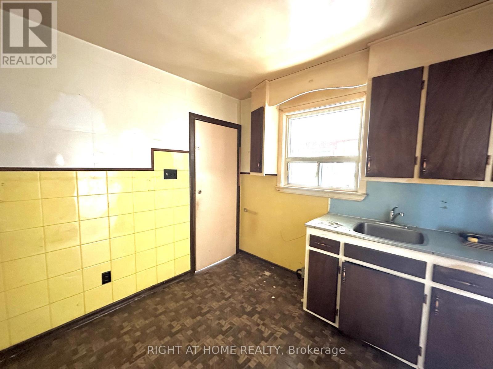 Property at 225 ESSEX AVENUE image 3