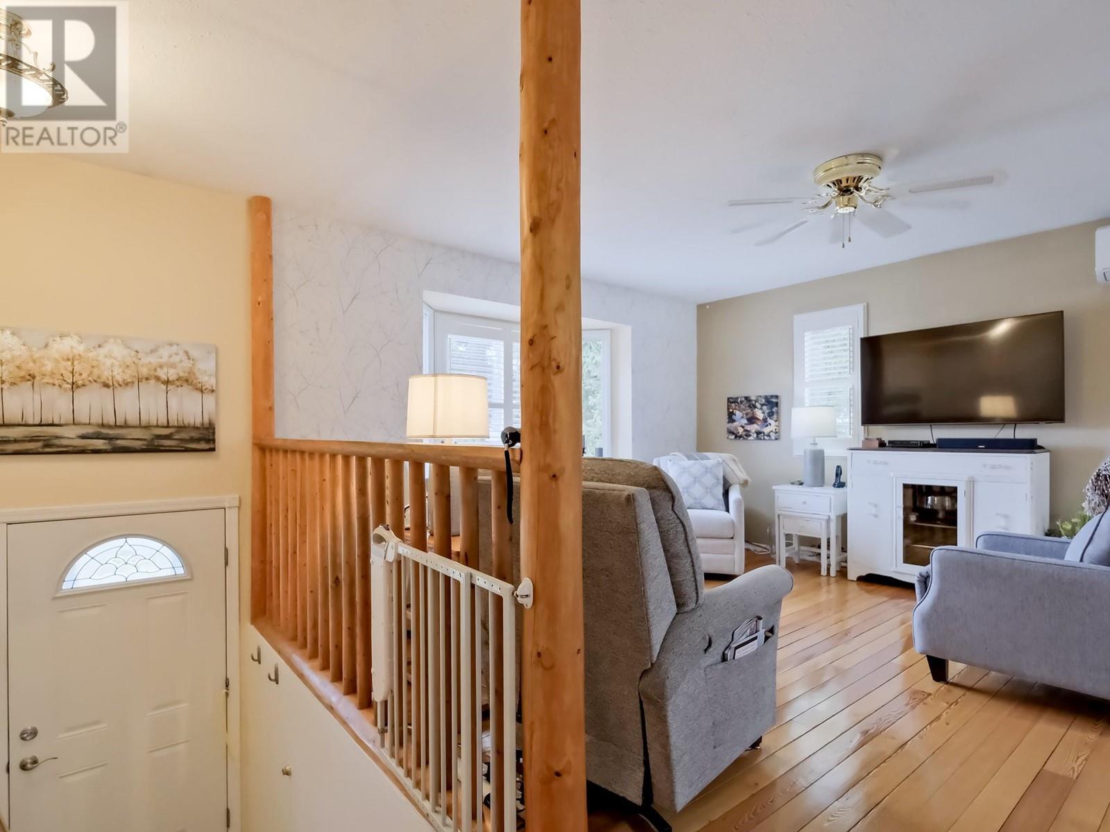 Property at 5882 Victoria Street image 3