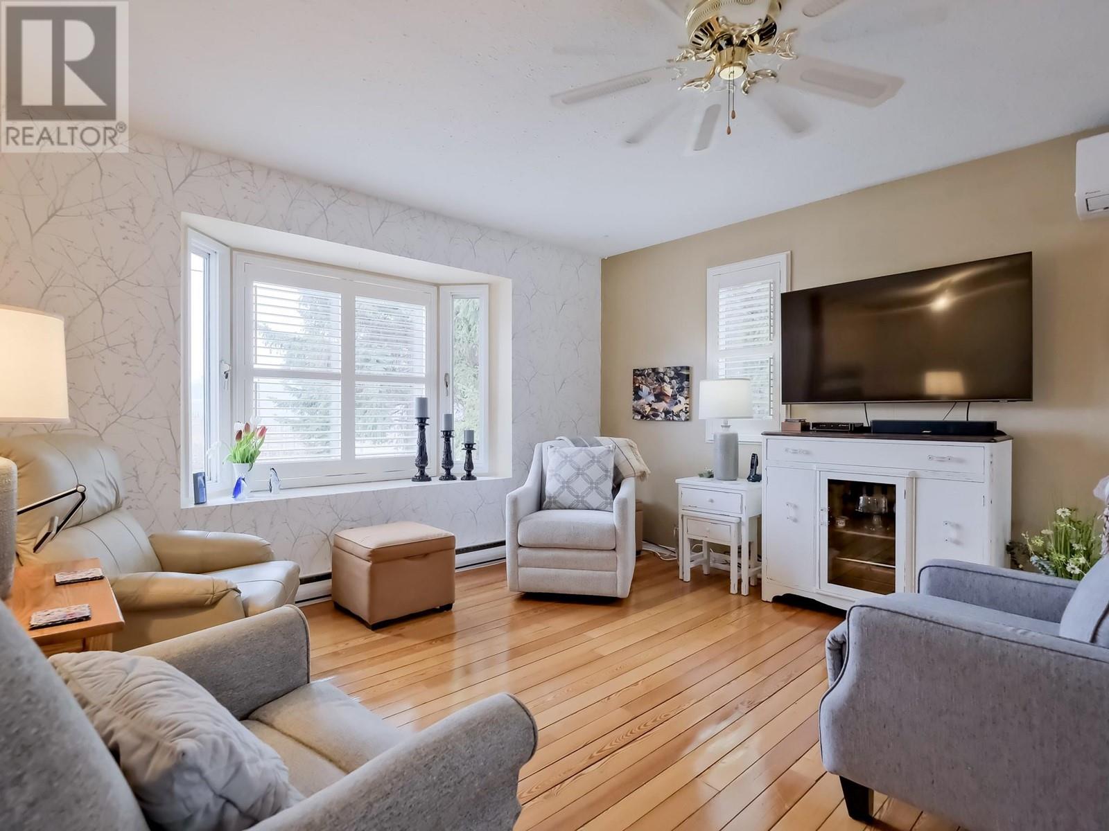 Property at 5882 Victoria Street image 4