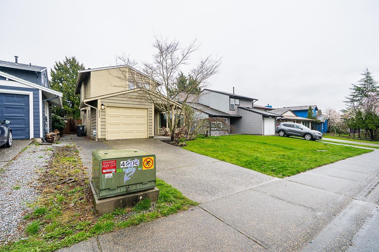 Property at 2533 WILDING CRESCENT image 2