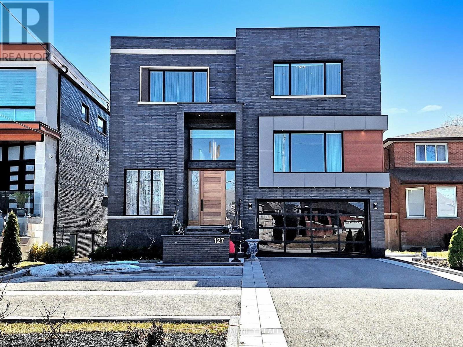 Property at 127 ELGIN MILLS ROAD W image 2