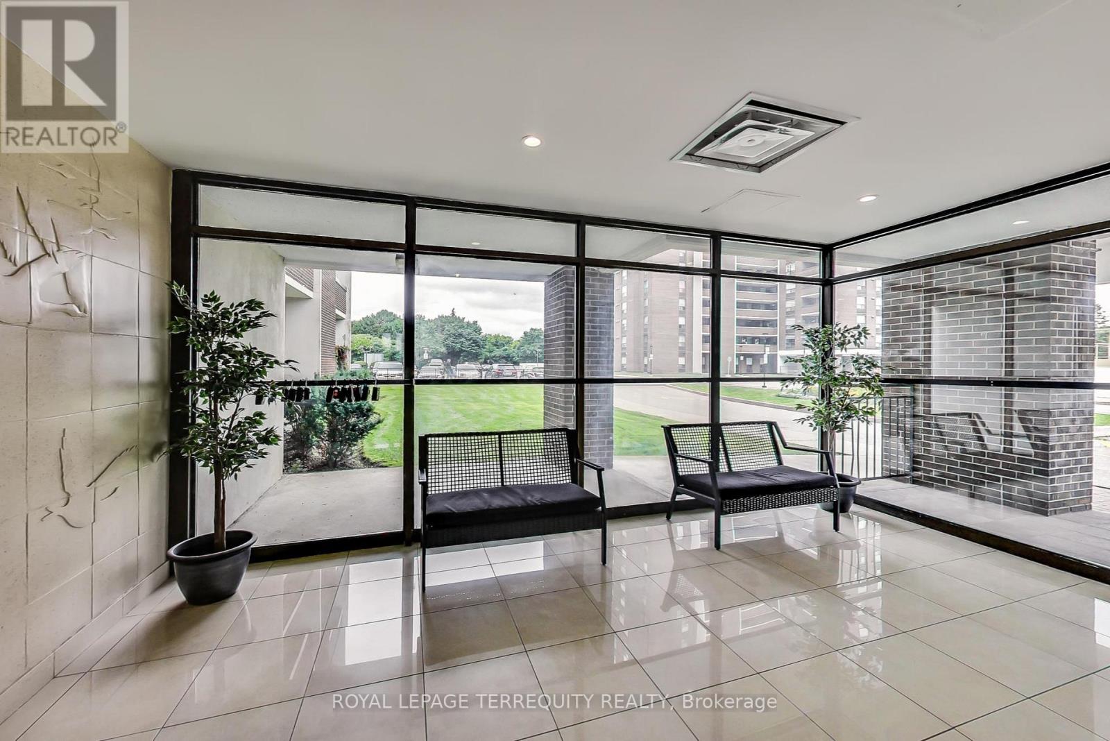 1510 - 1515 Lakeshore Road E, Mississauga, Ontario  L5E 3E3 - Photo 6 - W12043320