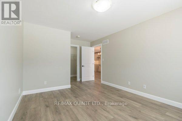 63 Sandhu Crescent, Belleville, Ontario  K8P 0G7 - Photo 11 - X12043351