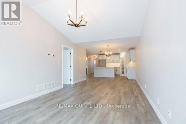 63 Sandhu Crescent, Belleville, Ontario  K8P 0G7 - Photo 9 - X12043351