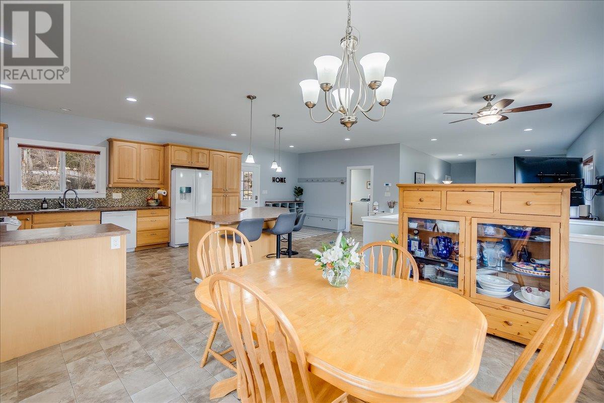 8480 Highway 22a, Trail, British Columbia  V1R 4W8 - Photo 11 - 10340482