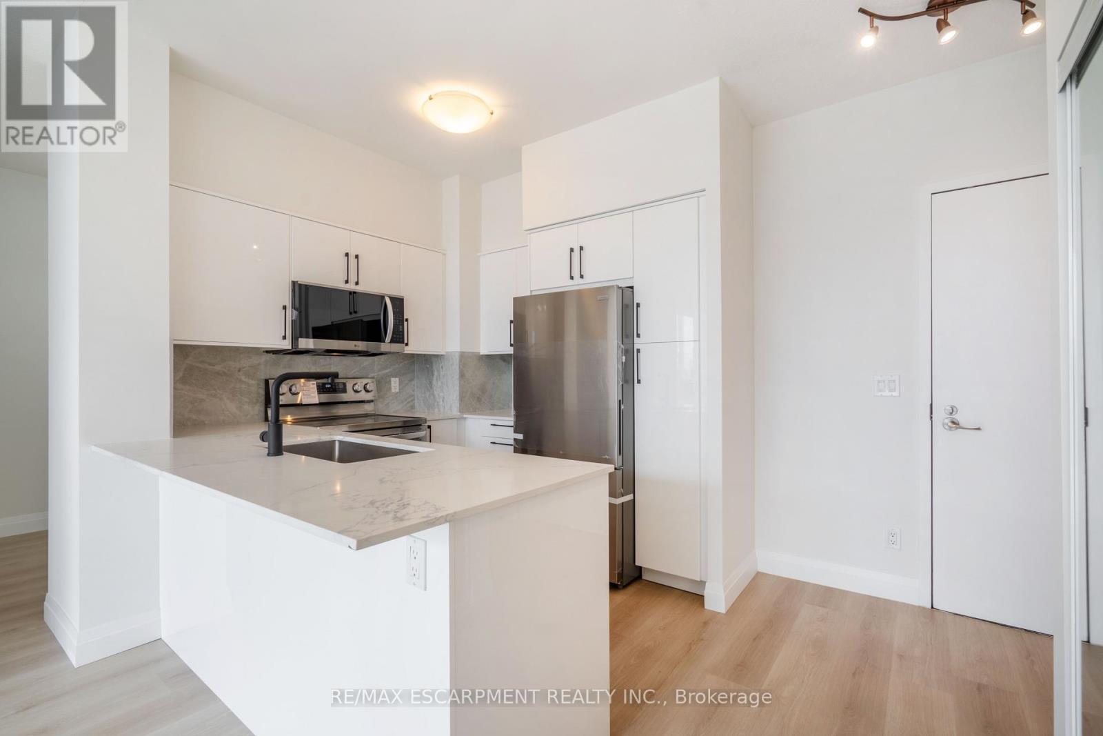 303 - 2230 Lake Shore Boulevard W, Toronto, Ontario  M8V 0B2 - Photo 3 - W12043349
