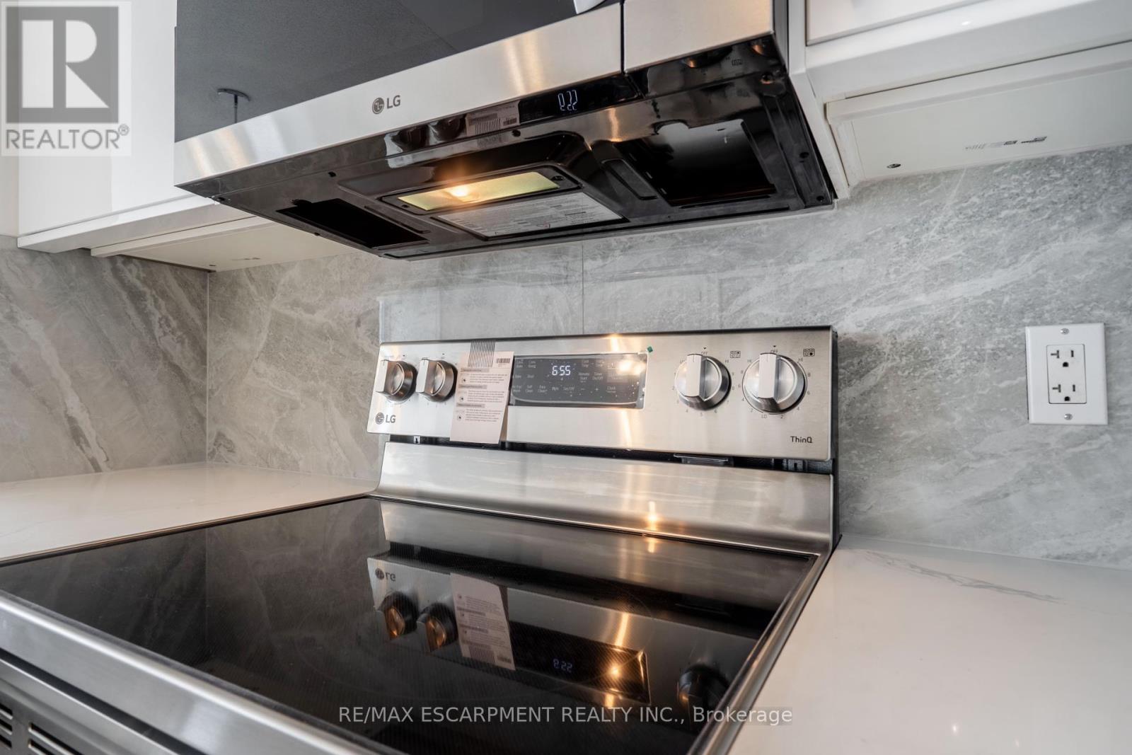 303 - 2230 Lake Shore Boulevard W, Toronto, Ontario  M8V 0B2 - Photo 4 - W12043349