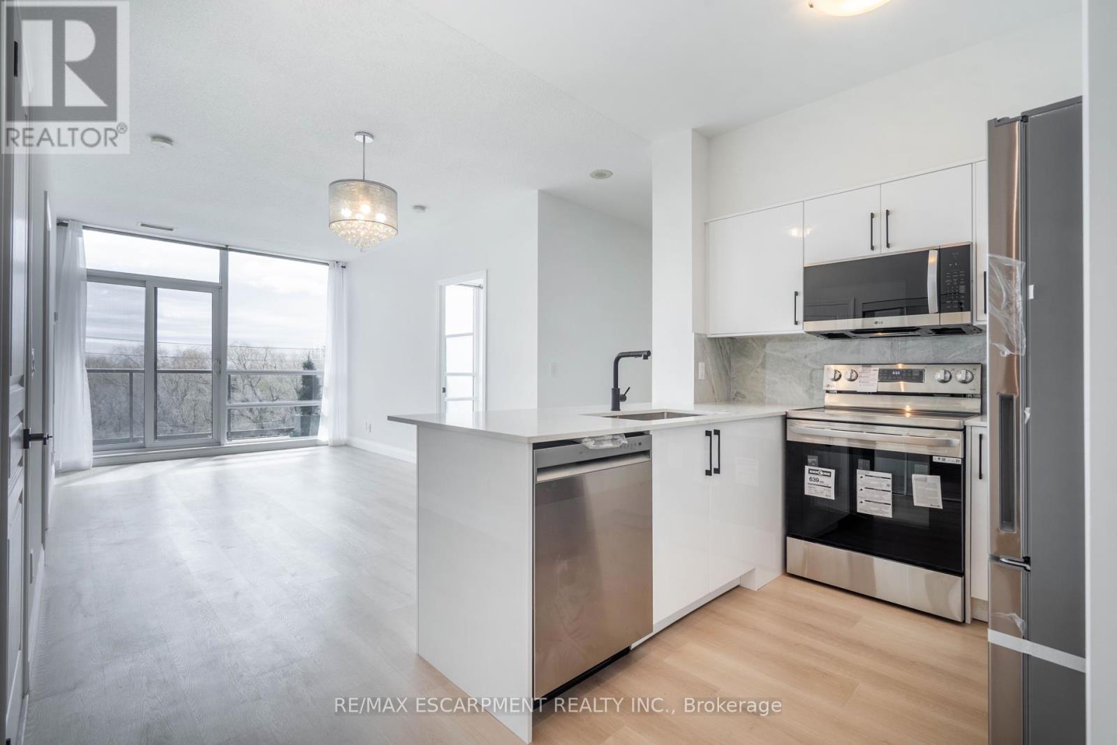 303 - 2230 Lake Shore Boulevard W, Toronto, Ontario  M8V 0B2 - Photo 5 - W12043349
