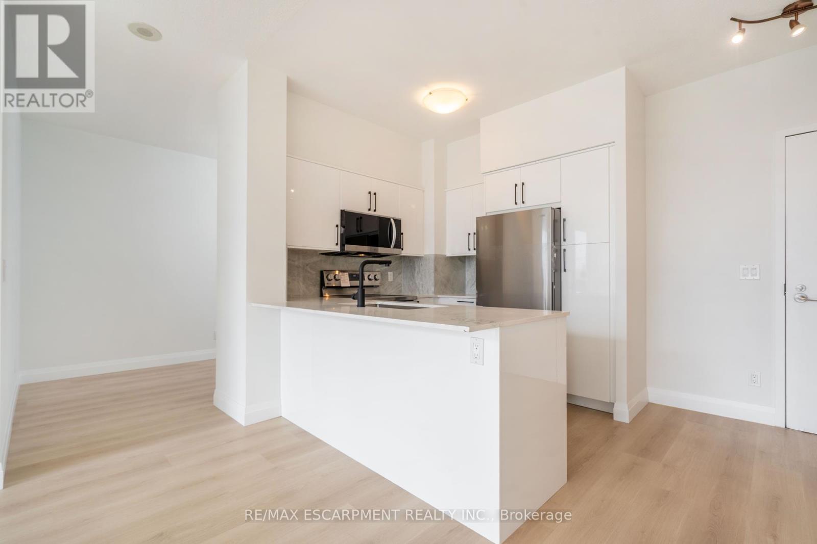 303 - 2230 Lake Shore Boulevard W, Toronto, Ontario  M8V 0B2 - Photo 8 - W12043349