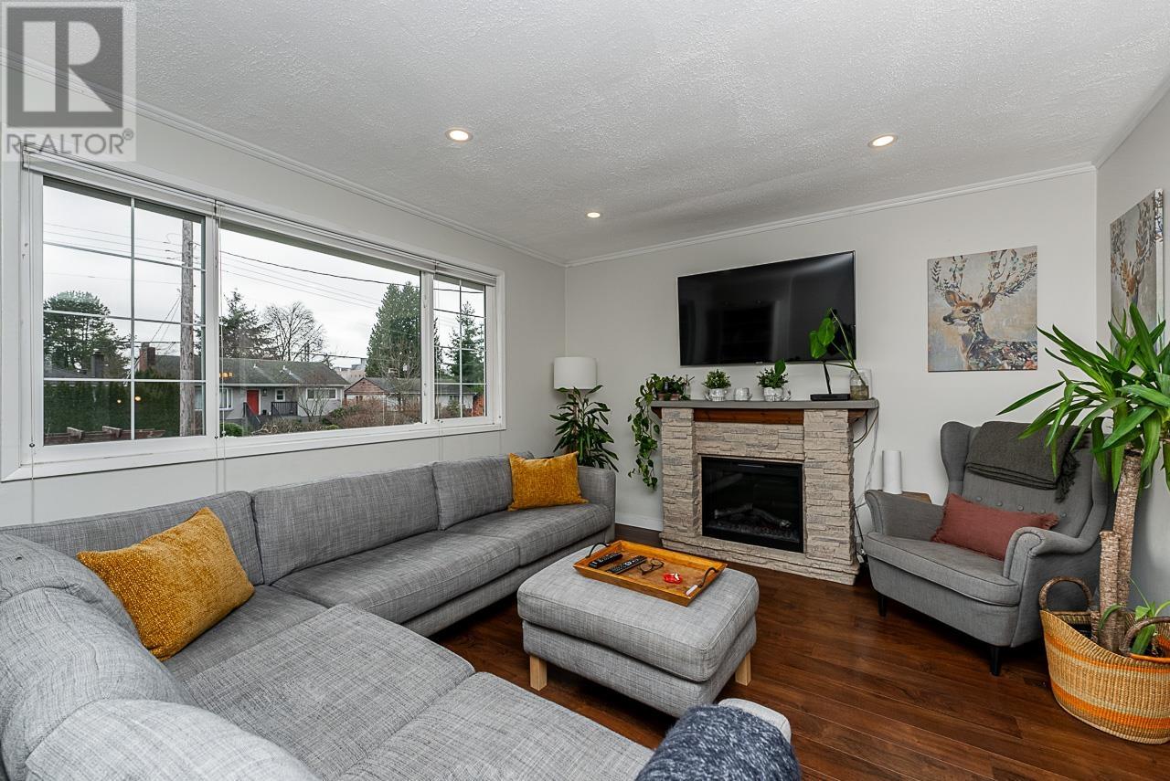 328 E 16th Street, North Vancouver, British Columbia  V7L 2T2 - Photo 3 - R2969640