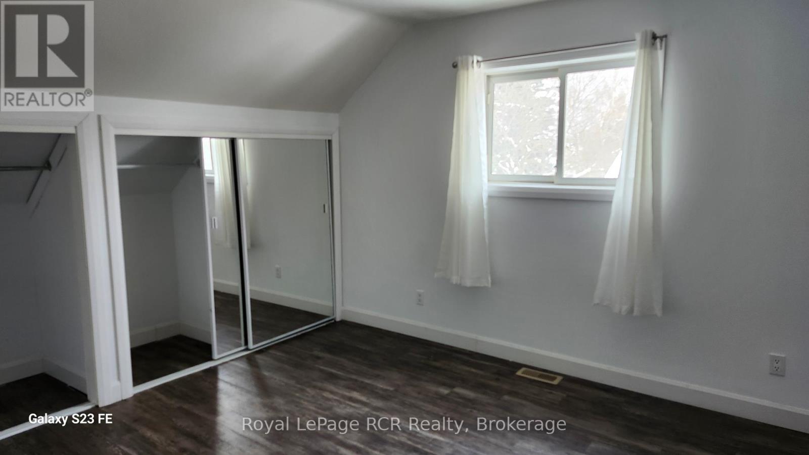 11 Blackburn Avenue, Clearview, Ontario  L0M 1P0 - Photo 16 - S12038561