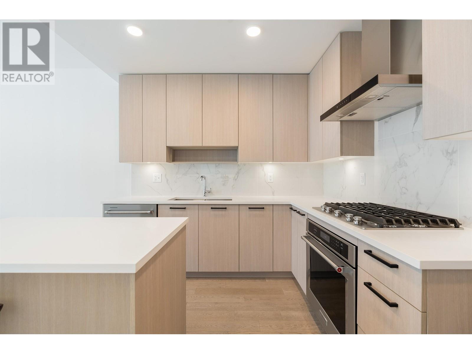 803 555 Sydney Avenue, Coquitlam, British Columbia  V3K 0G5 - Photo 2 - R2981472