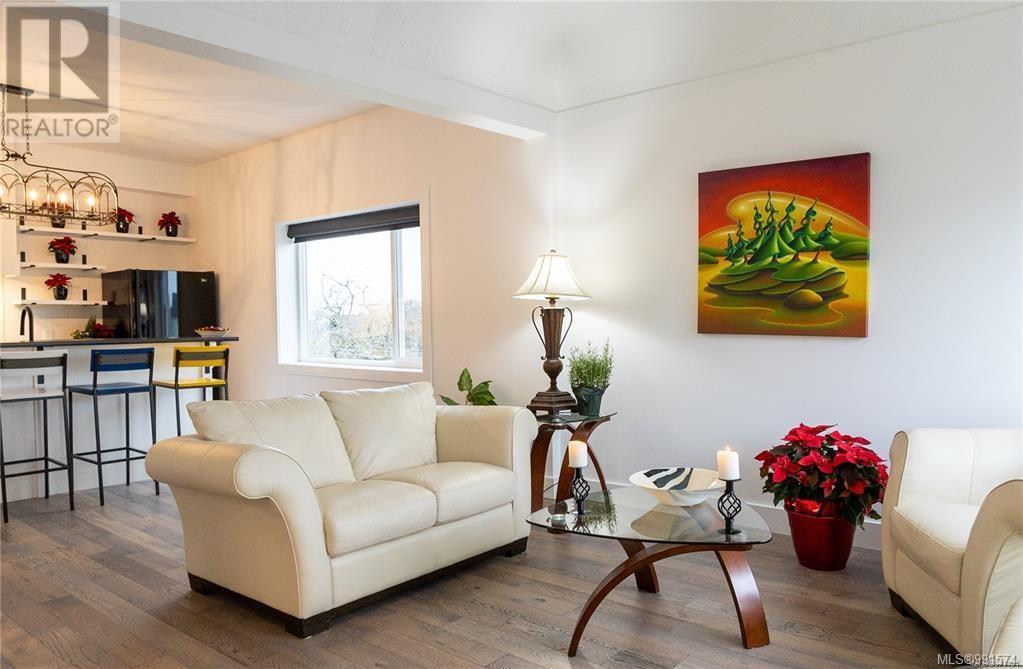 Property at 676 Pine St image 3