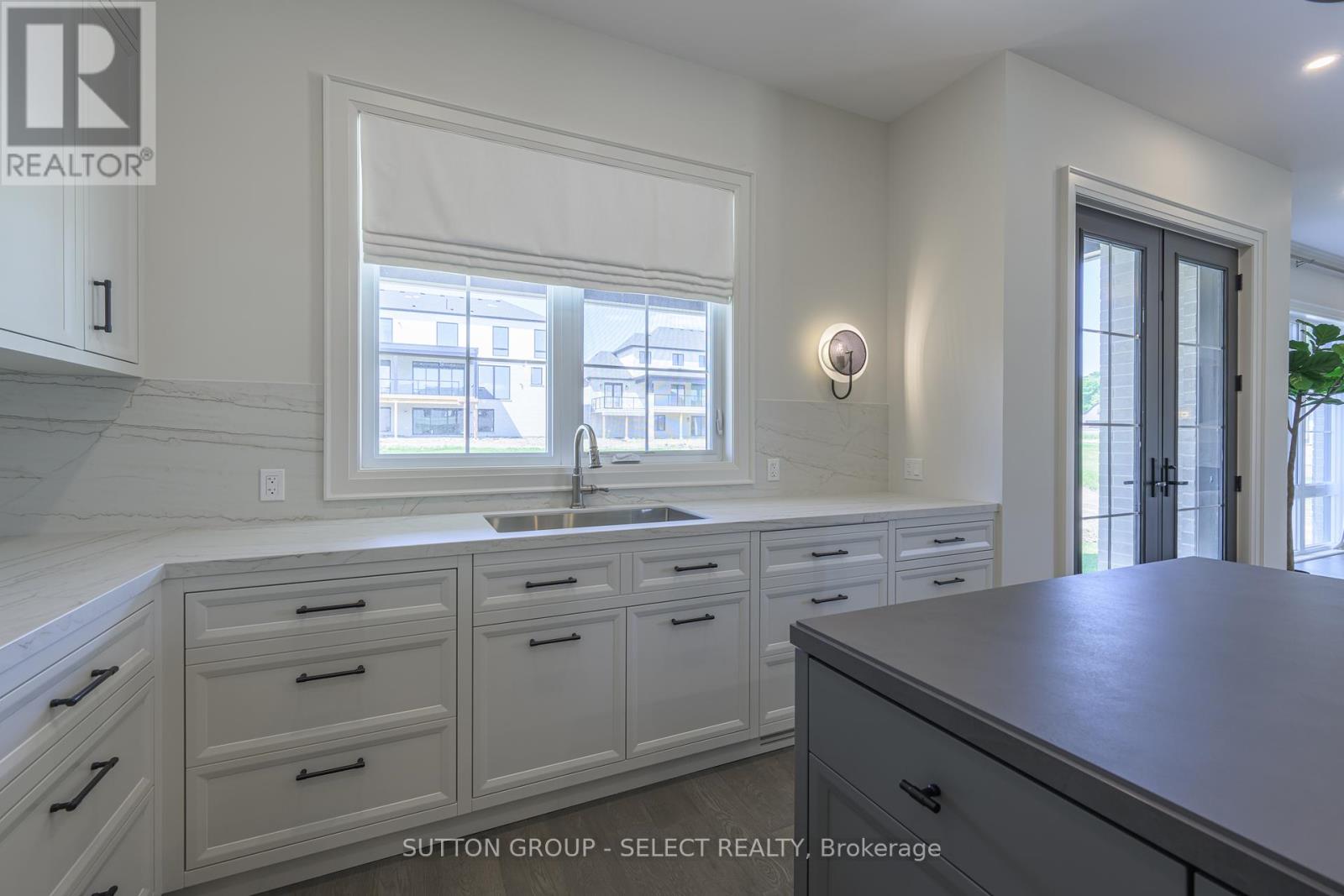 326 Manhattan Drive, London South, Ontario  N6K 4M7 - Photo 6 - X12043755