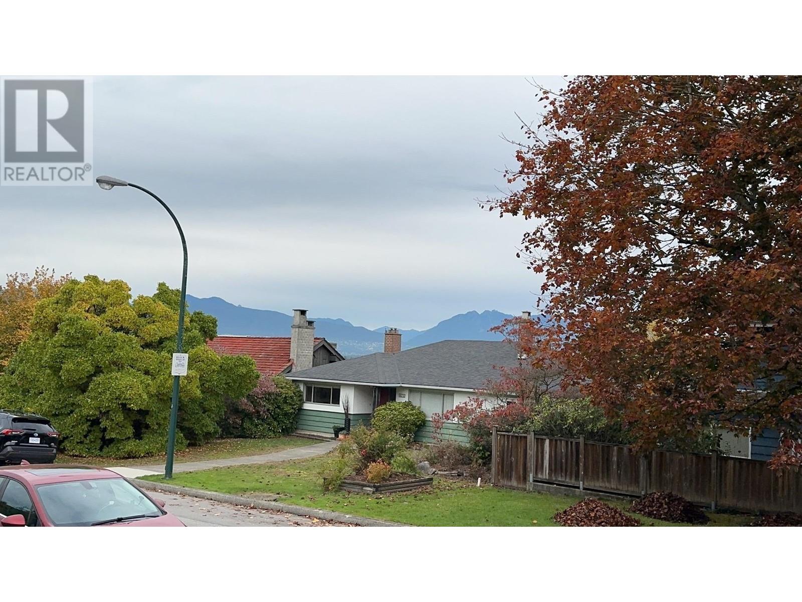 Listing Picture 4 of 15 : 4878 PATON STREET, Vancouver / 溫哥華 - 魯藝地產 Yvonne Lu Group - MLS Medallion Club Member