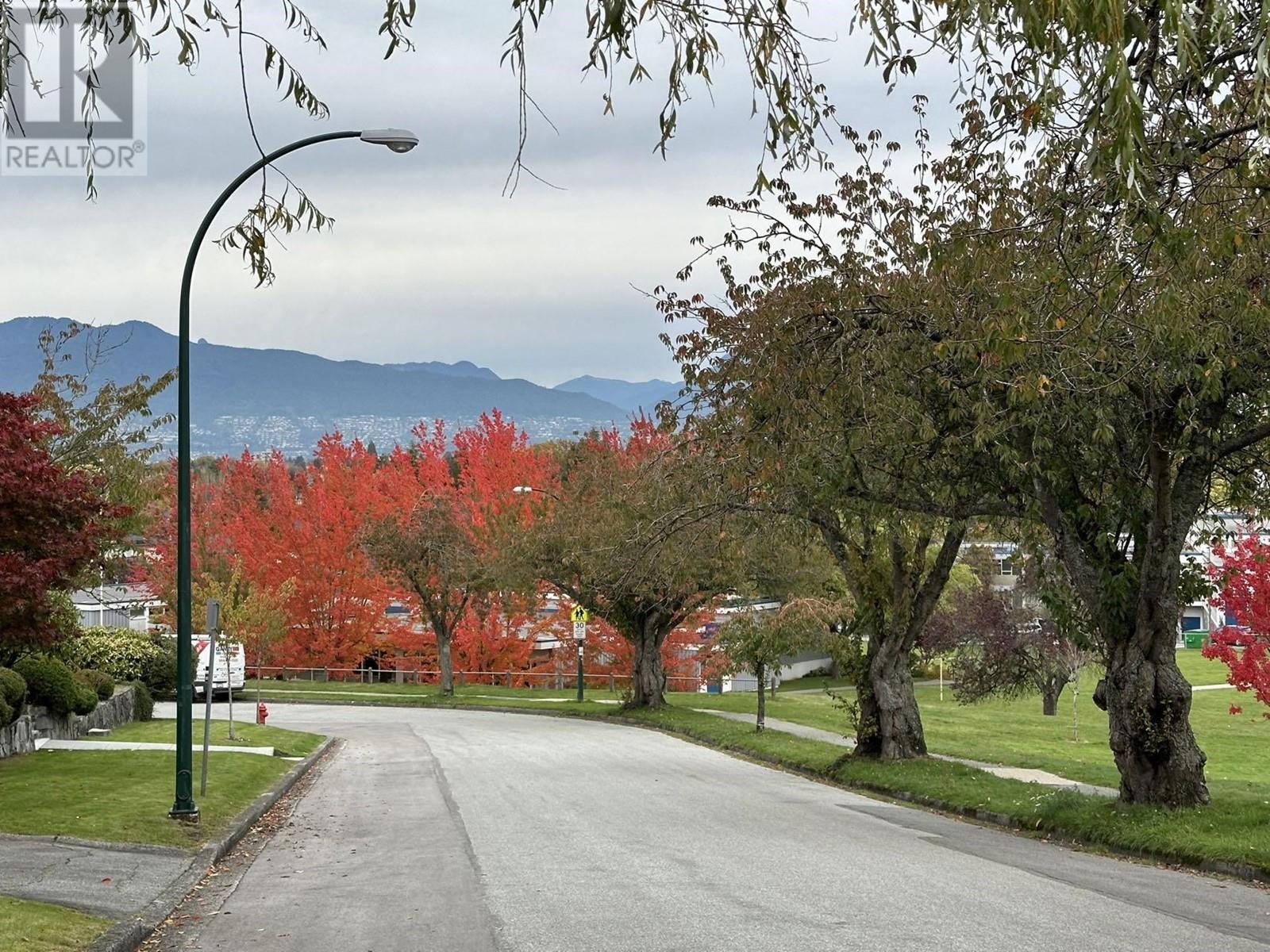 Listing Picture 2 of 15 : 4878 PATON STREET, Vancouver / 溫哥華 - 魯藝地產 Yvonne Lu Group - MLS Medallion Club Member