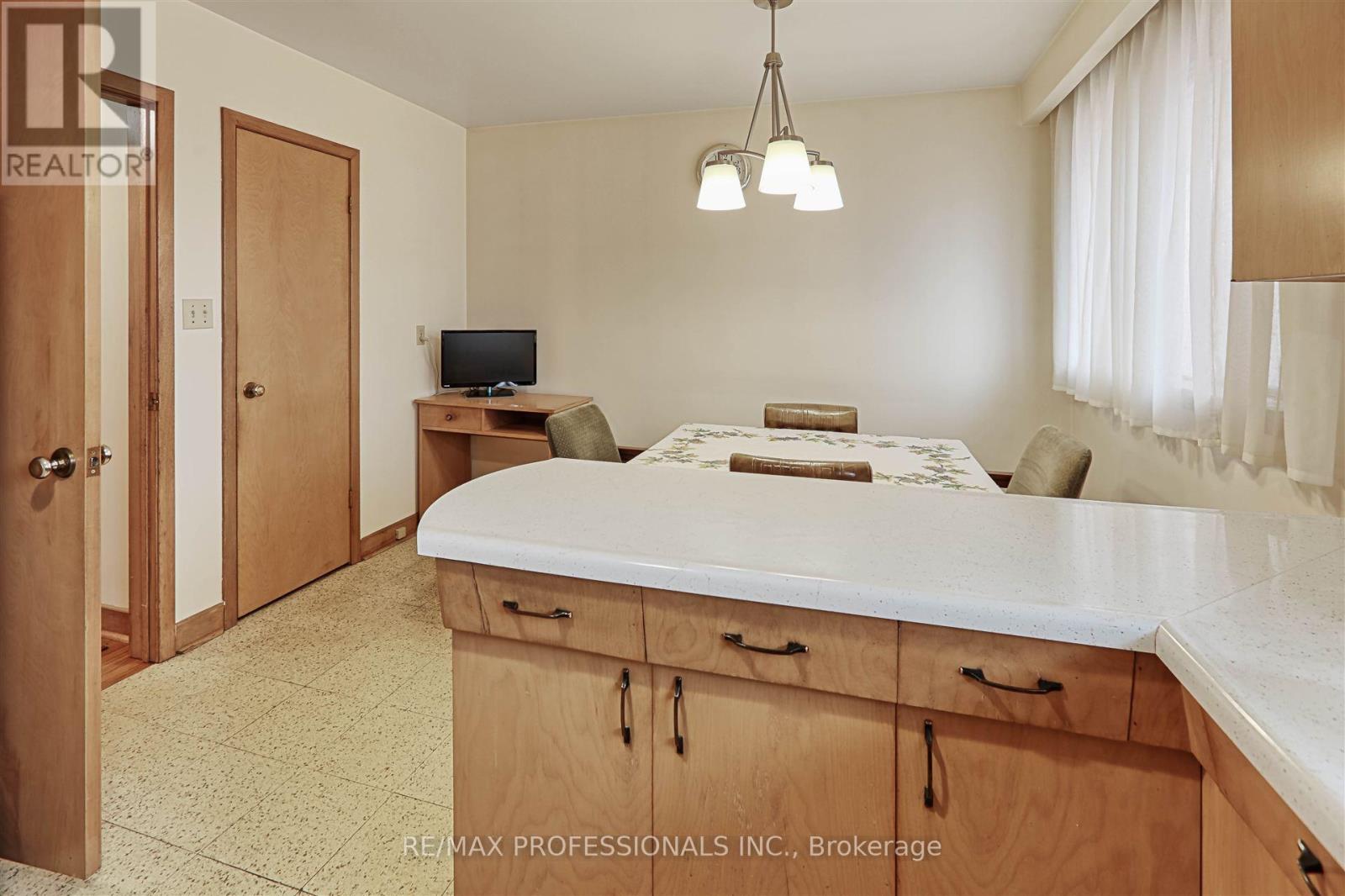 14 Morgan Avenue, Toronto (Stonegate-Queensway), Ontario  M8Y 2Z8 - Photo 10 - W12043989