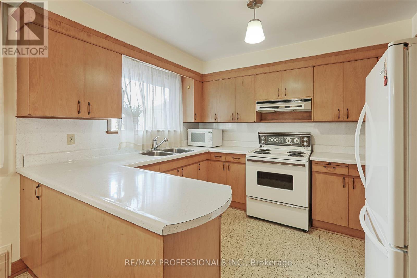 14 Morgan Avenue, Toronto (Stonegate-Queensway), Ontario  M8Y 2Z8 - Photo 8 - W12043989