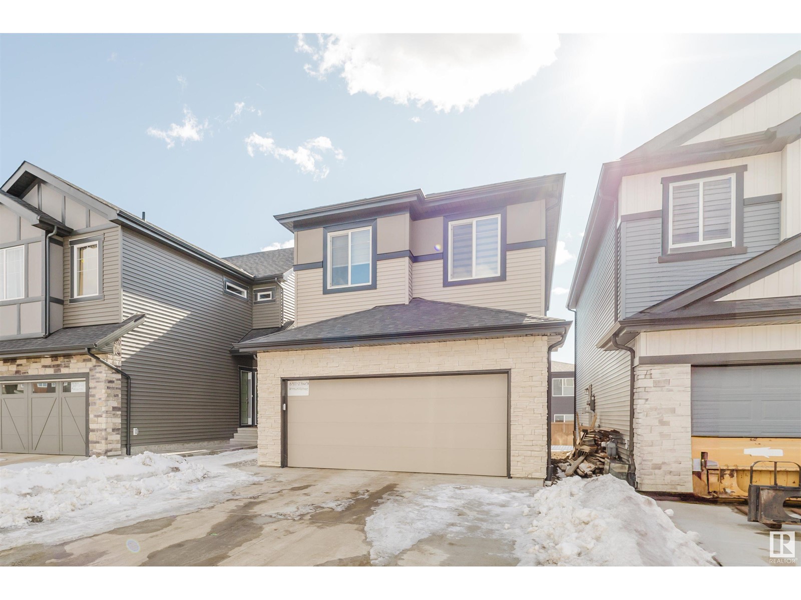 Property at 6411 27 AV SW image 2