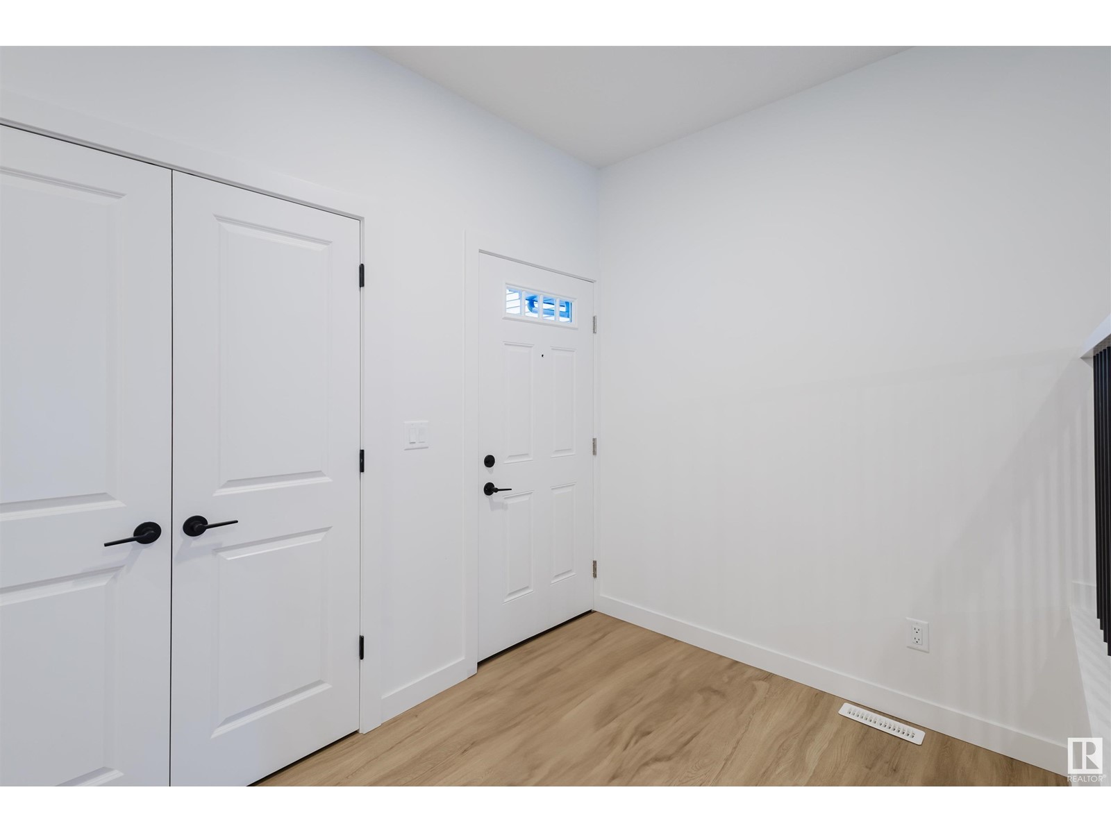 Property at 6411 27 AV SW image 3