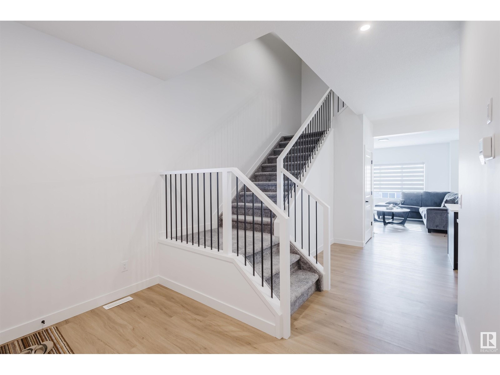 Property at 6411 27 AV SW image 5