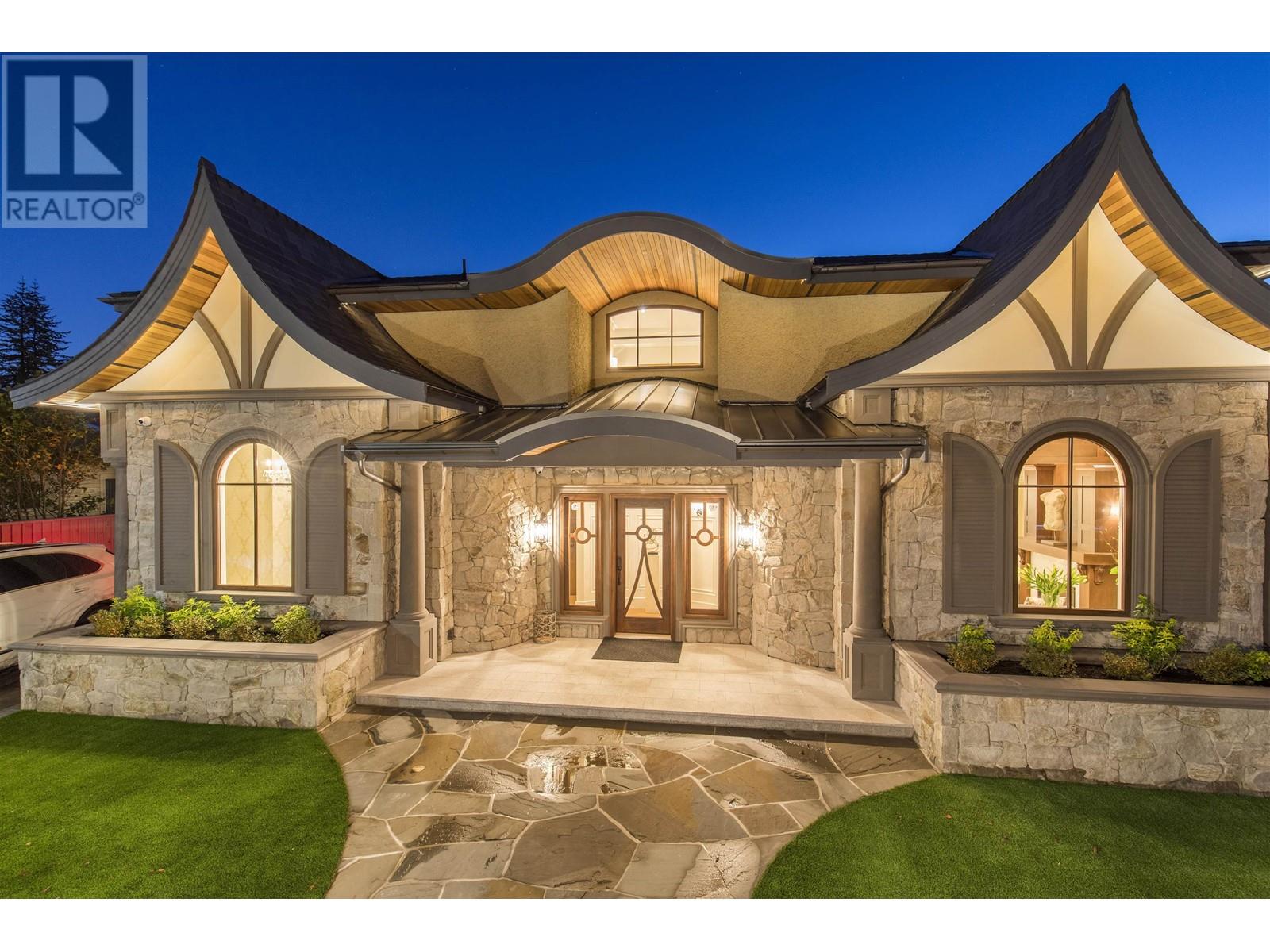 Property at 2809 EDGEMONT BOULEVARD image 2