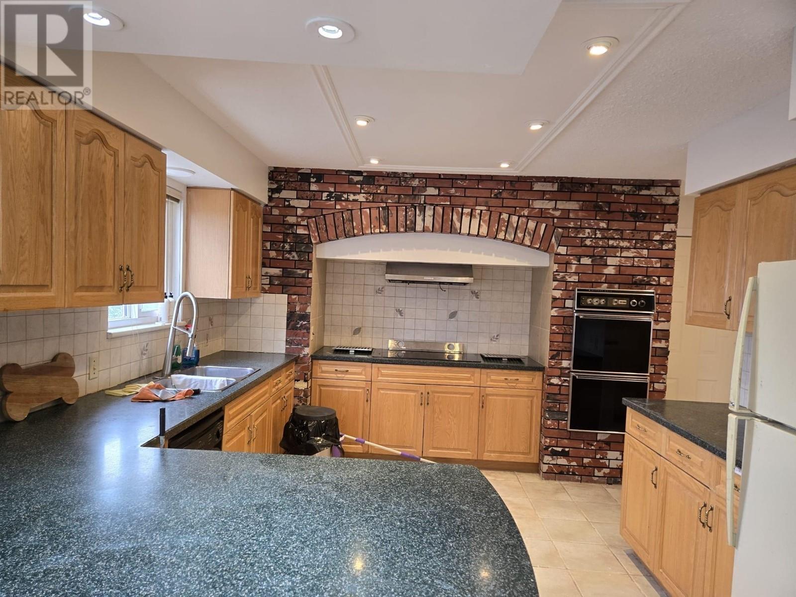 Listing Picture 2 of 15 : 4976 BOND STREET, Burnaby / 本拿比 - 魯藝地產 Yvonne Lu Group - MLS Medallion Club Member