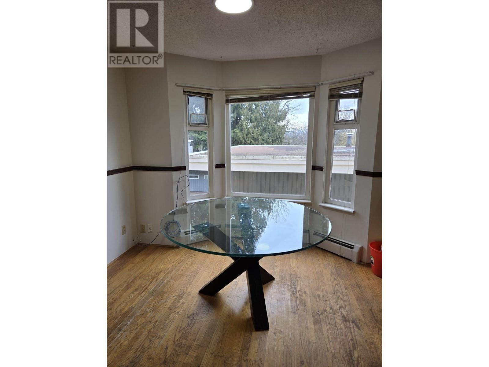 Listing Picture 5 of 15 : 4976 BOND STREET, Burnaby / 本拿比 - 魯藝地產 Yvonne Lu Group - MLS Medallion Club Member