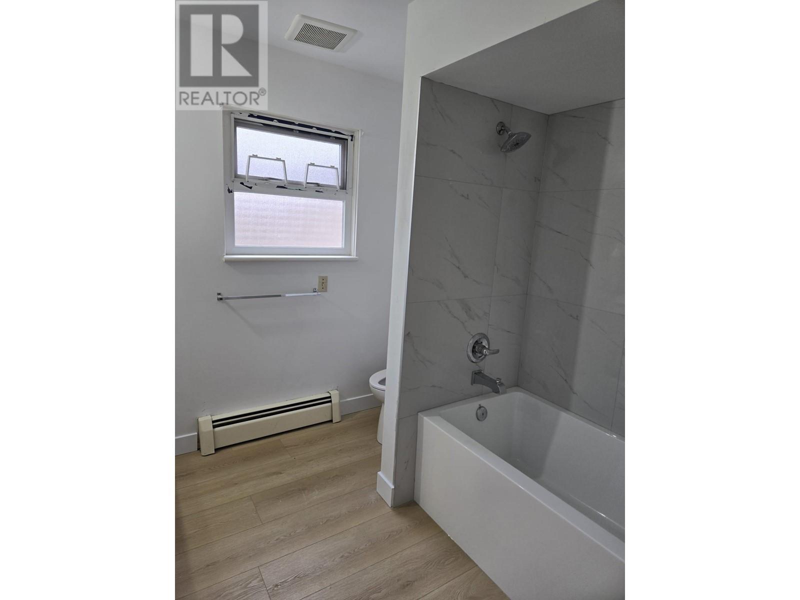 Listing Picture 11 of 15 : 4976 BOND STREET, Burnaby / 本拿比 - 魯藝地產 Yvonne Lu Group - MLS Medallion Club Member