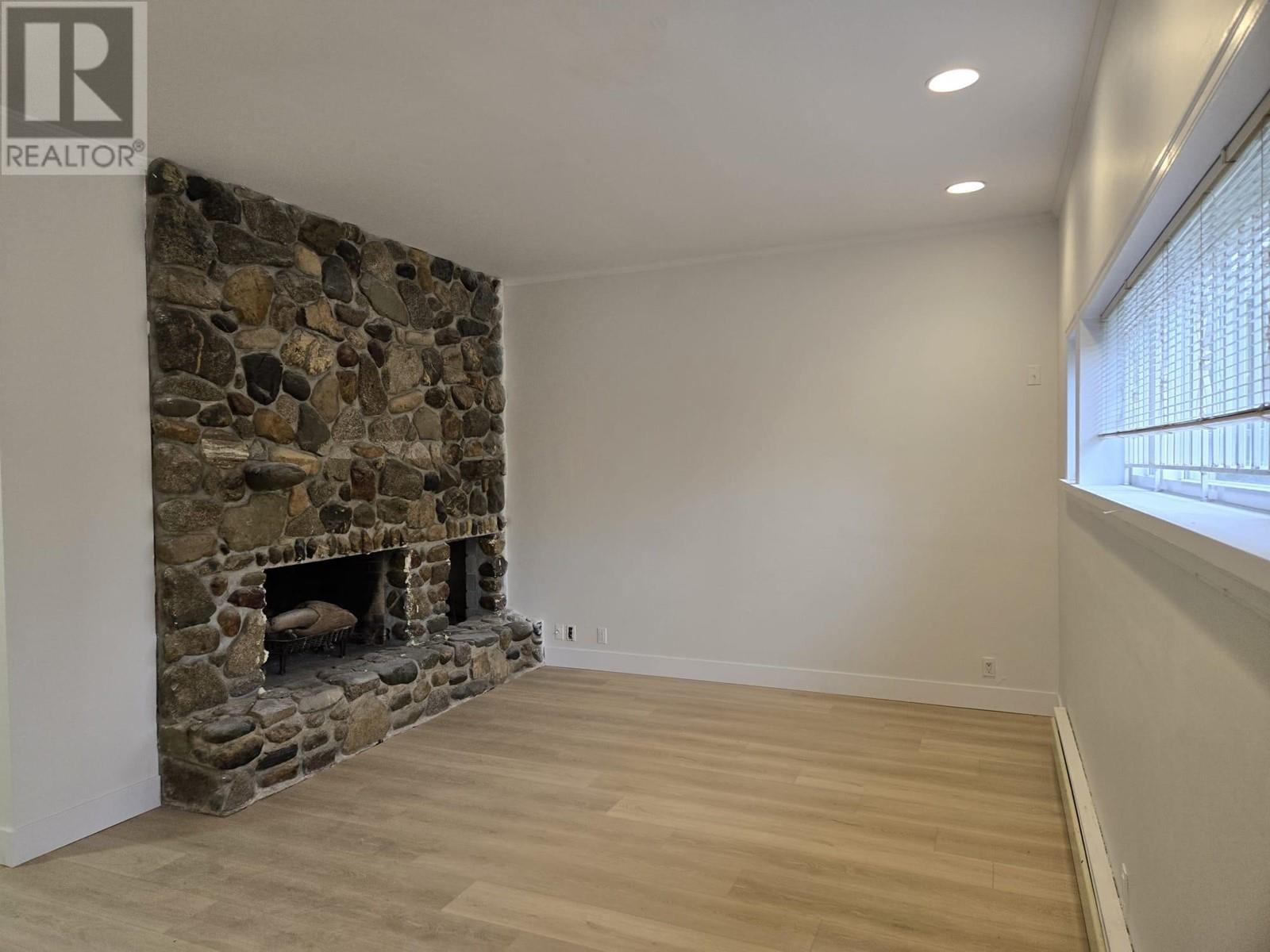 Listing Picture 3 of 15 : 4976 BOND STREET, Burnaby / 本拿比 - 魯藝地產 Yvonne Lu Group - MLS Medallion Club Member