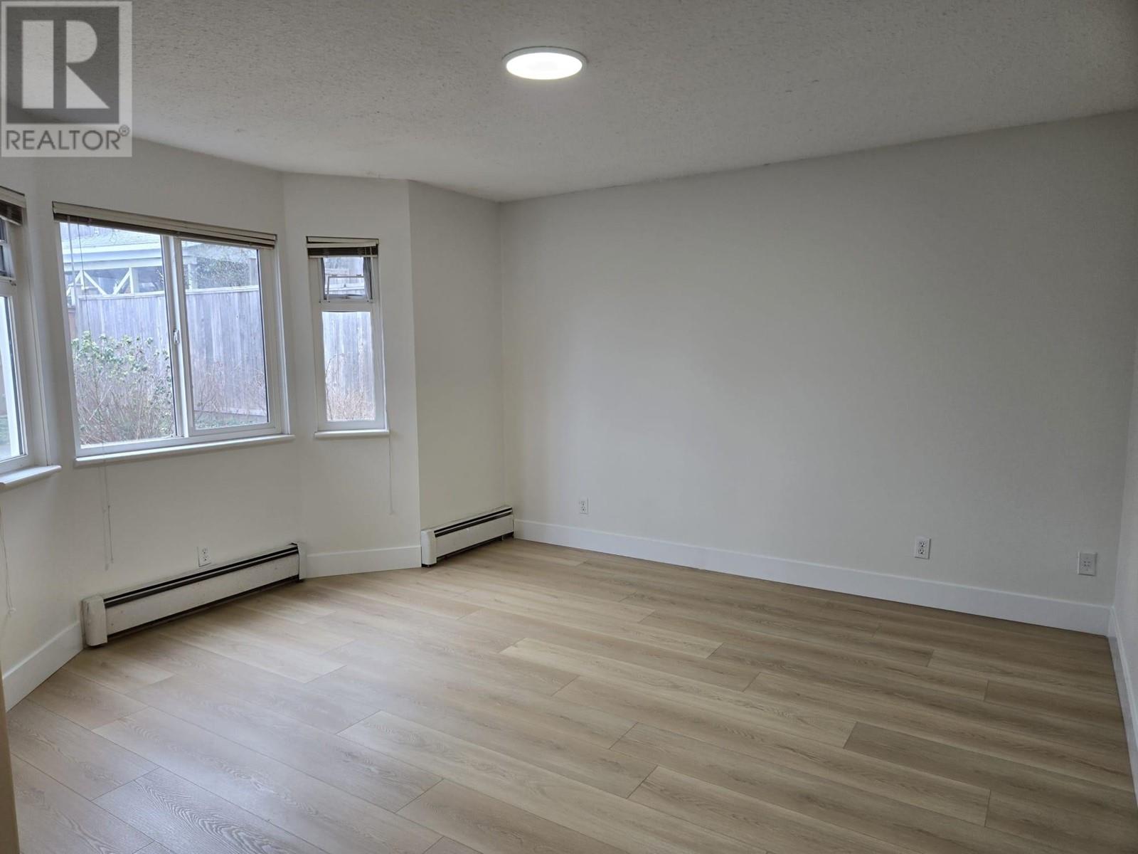 Listing Picture 4 of 15 : 4976 BOND STREET, Burnaby / 本拿比 - 魯藝地產 Yvonne Lu Group - MLS Medallion Club Member