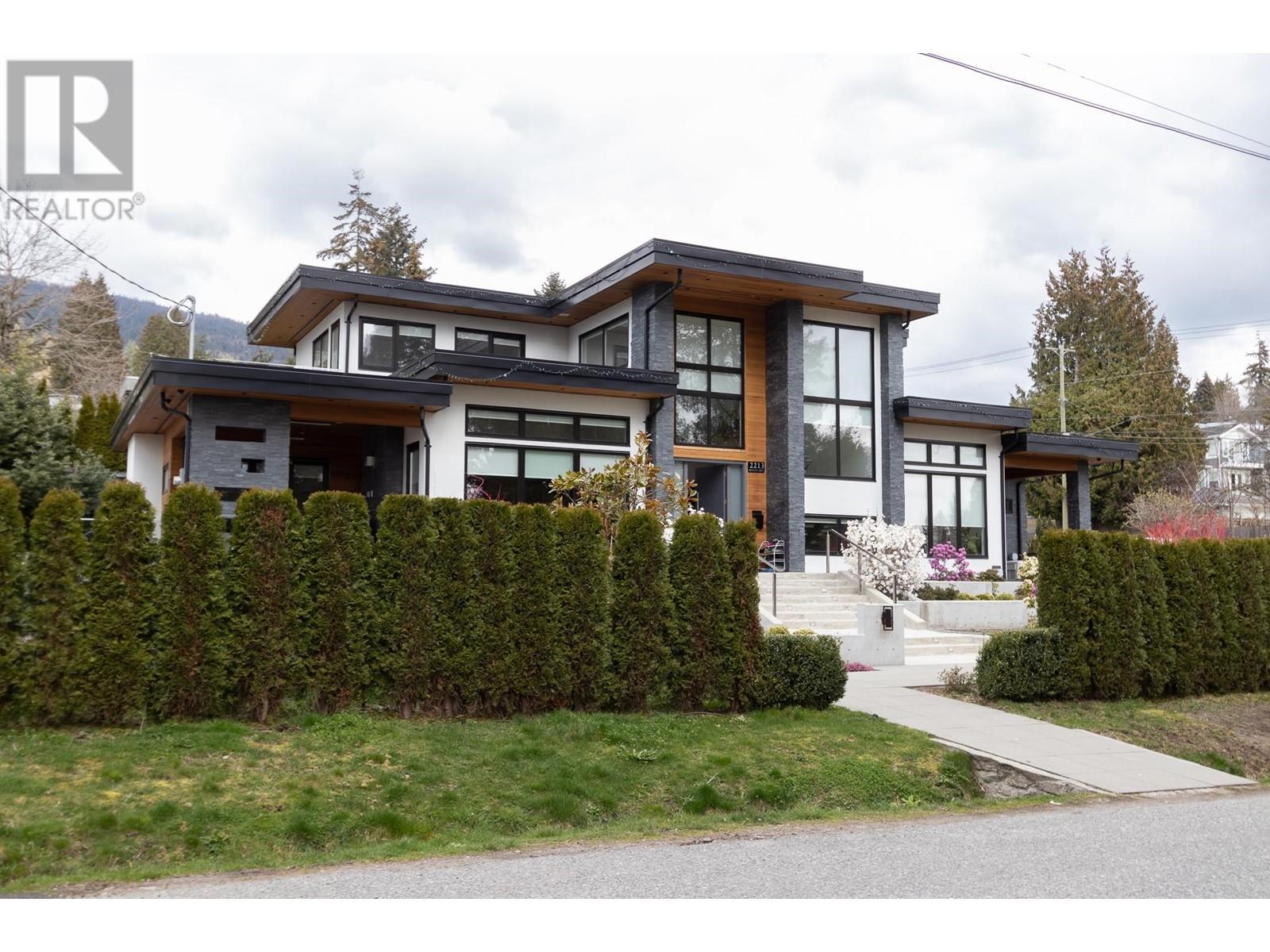 Property at 2213 KINGS AVENUE image 2