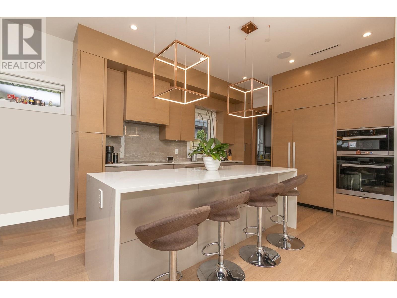 Property at 2213 KINGS AVENUE image 5