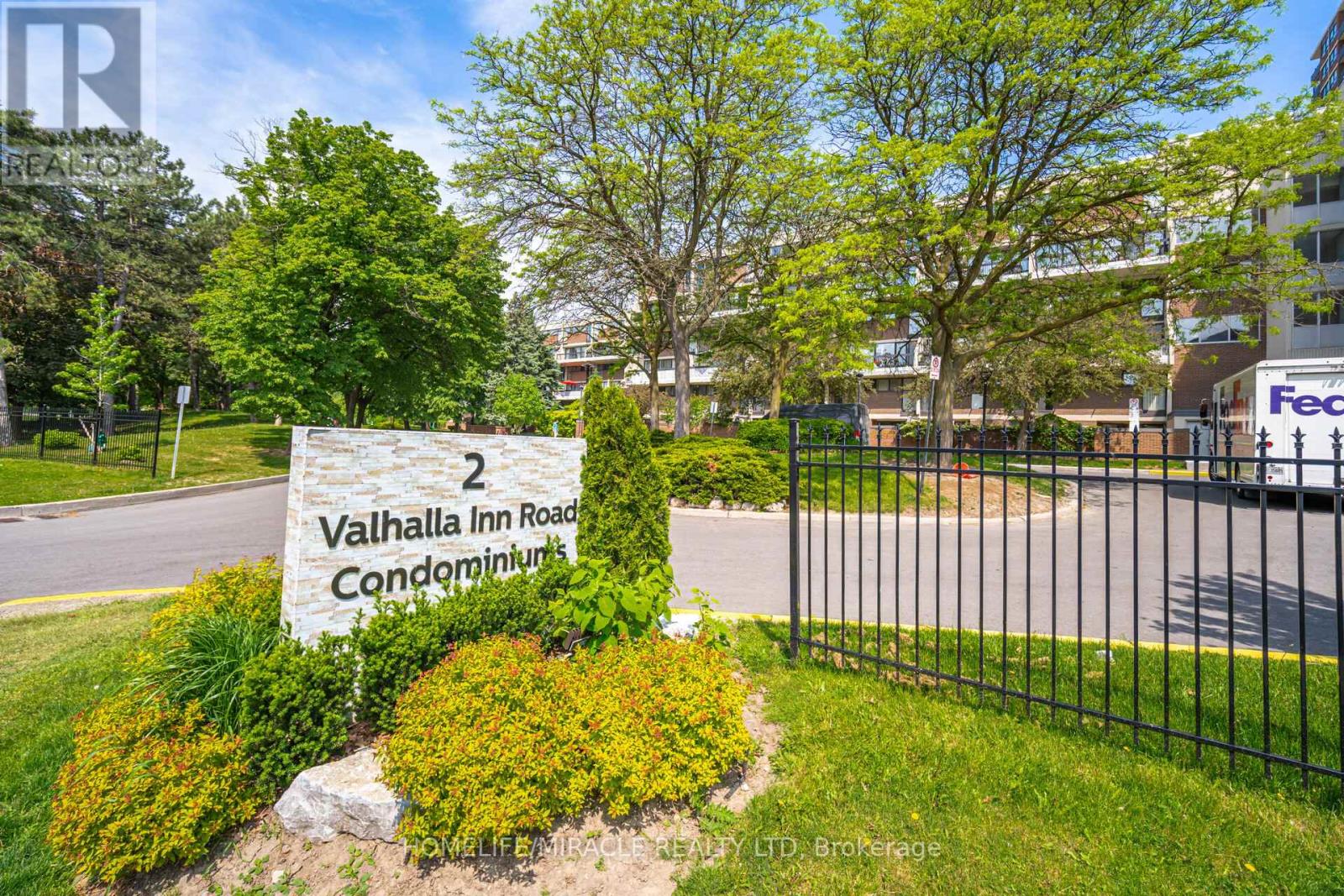 111 - 2 Valhalla Inn Road, Toronto, Ontario  M9B 6C3 - Photo 1 - W12009923