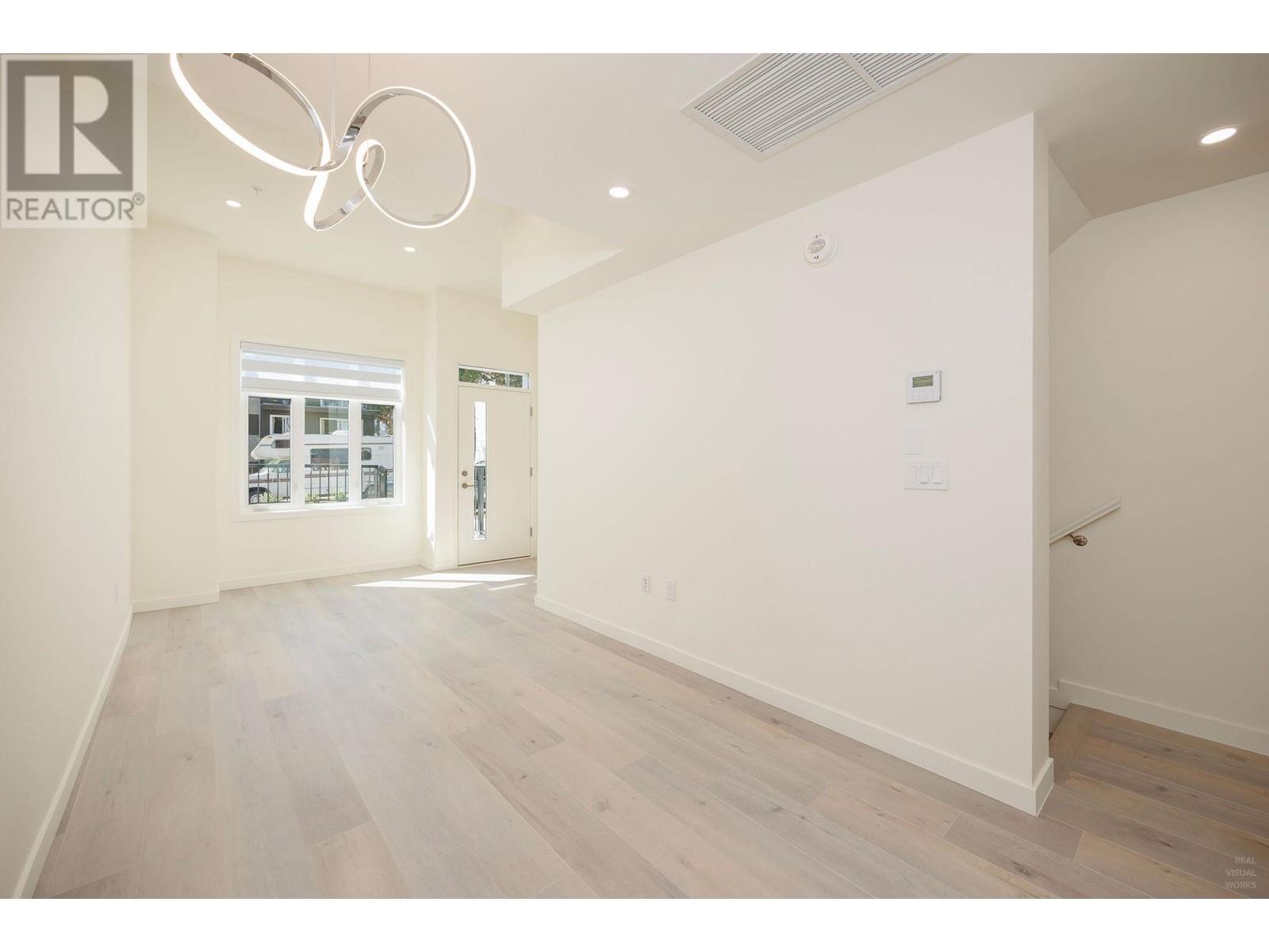 Listing Picture 3 of 24 : 8 6929 BALMORAL STREET, Burnaby / 本拿比 - 魯藝地產 Yvonne Lu Group - MLS Medallion Club Member