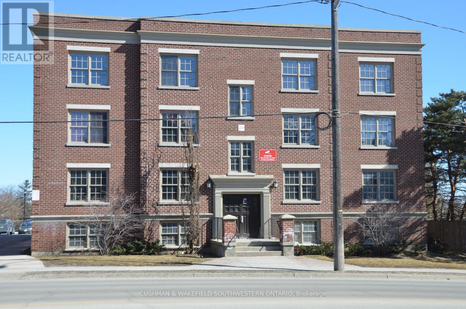 359-363 Duckworth Street, Barrie, Ontario  L4M 3X8 - Photo 3 - S12044639