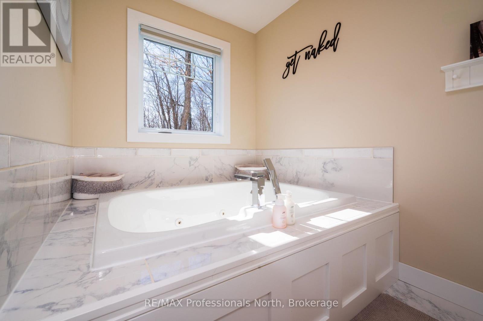 1333 Walker Lake Drive, Lake Of Bays, Ontario  P1H 2J6 - Photo 9 - X12044688