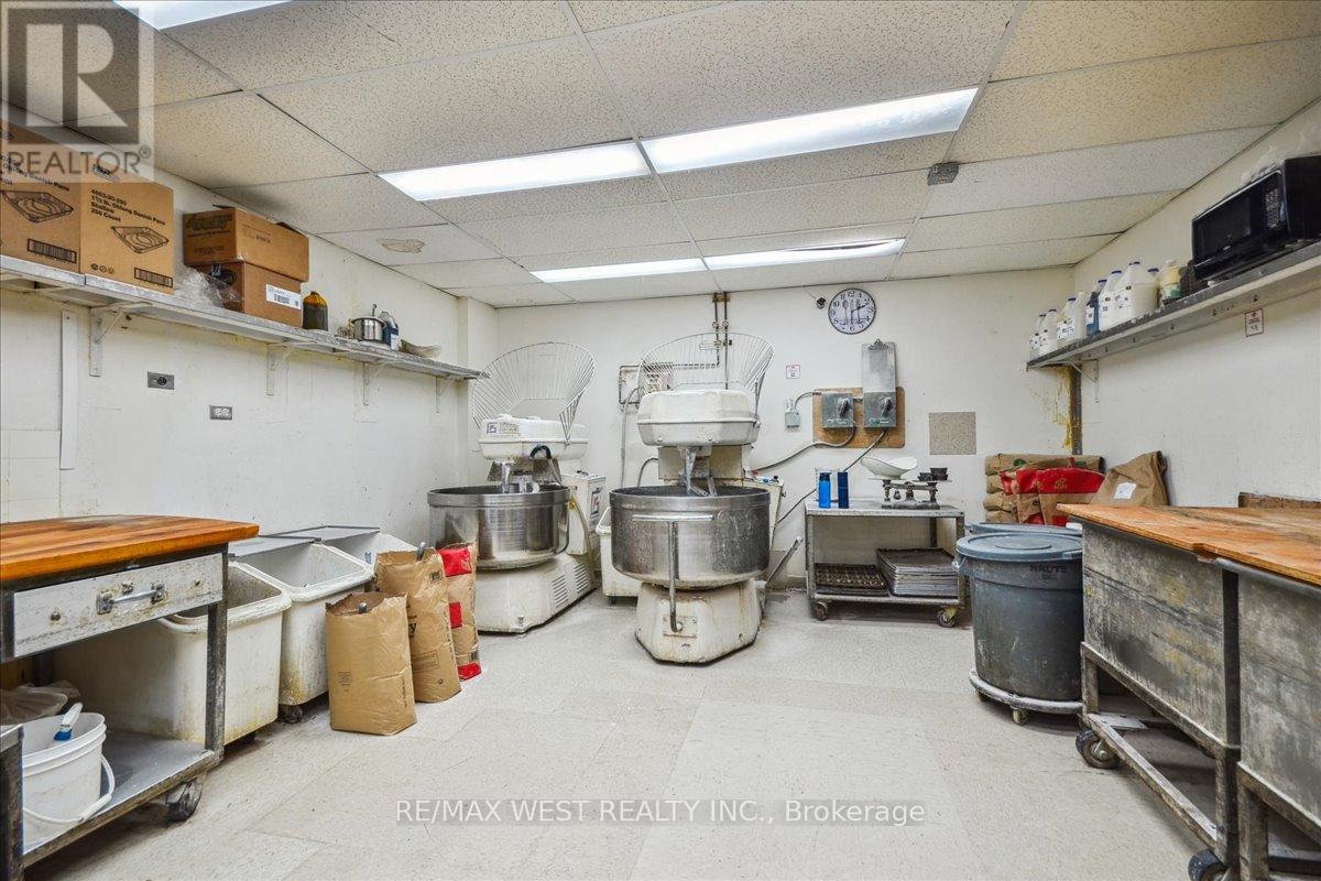 6235 Bathurst Street, Toronto (Newtonbrook West), Ontario  M2R 2A5 - Photo 13 - C12044669