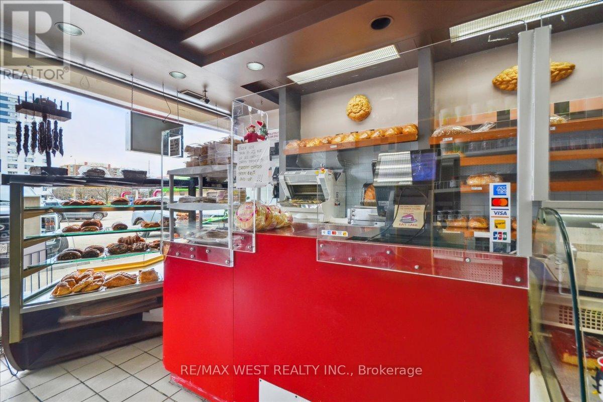 6235 Bathurst Street, Toronto (Newtonbrook West), Ontario  M2R 2A5 - Photo 3 - C12044669