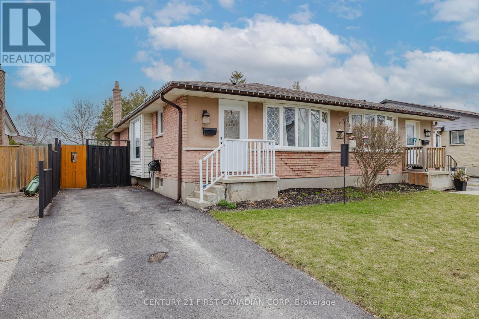 Photo 2 of 31 for 8 Lacey Crescent