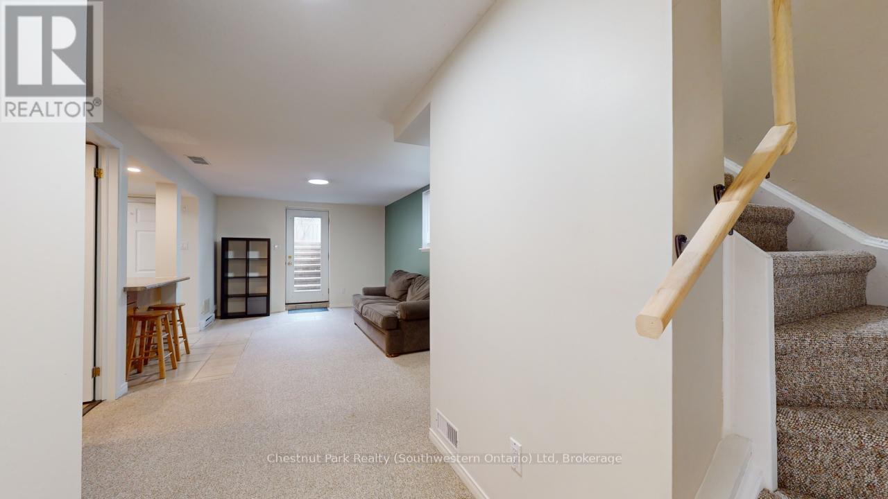 Lower - 22 Moss Place, Guelph, Ontario  N1G 4V1 - Photo 12 - X12044970