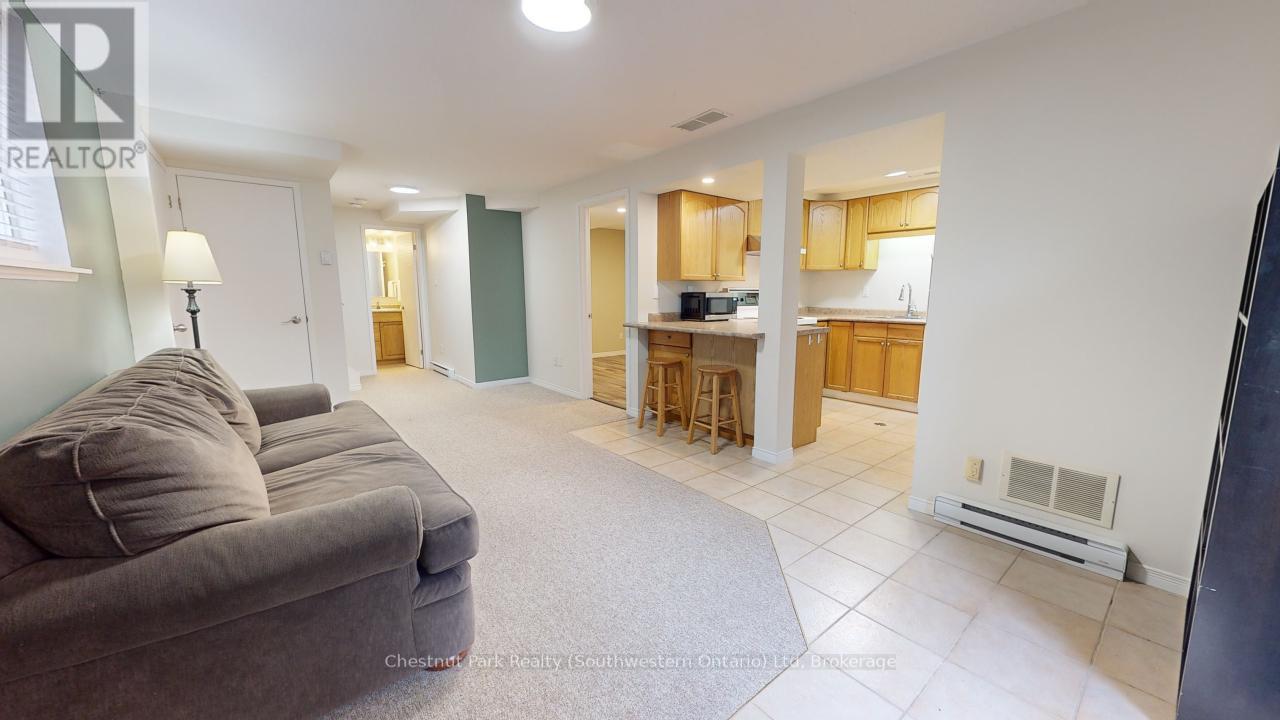 Lower - 22 Moss Place, Guelph, Ontario  N1G 4V1 - Photo 2 - X12044970